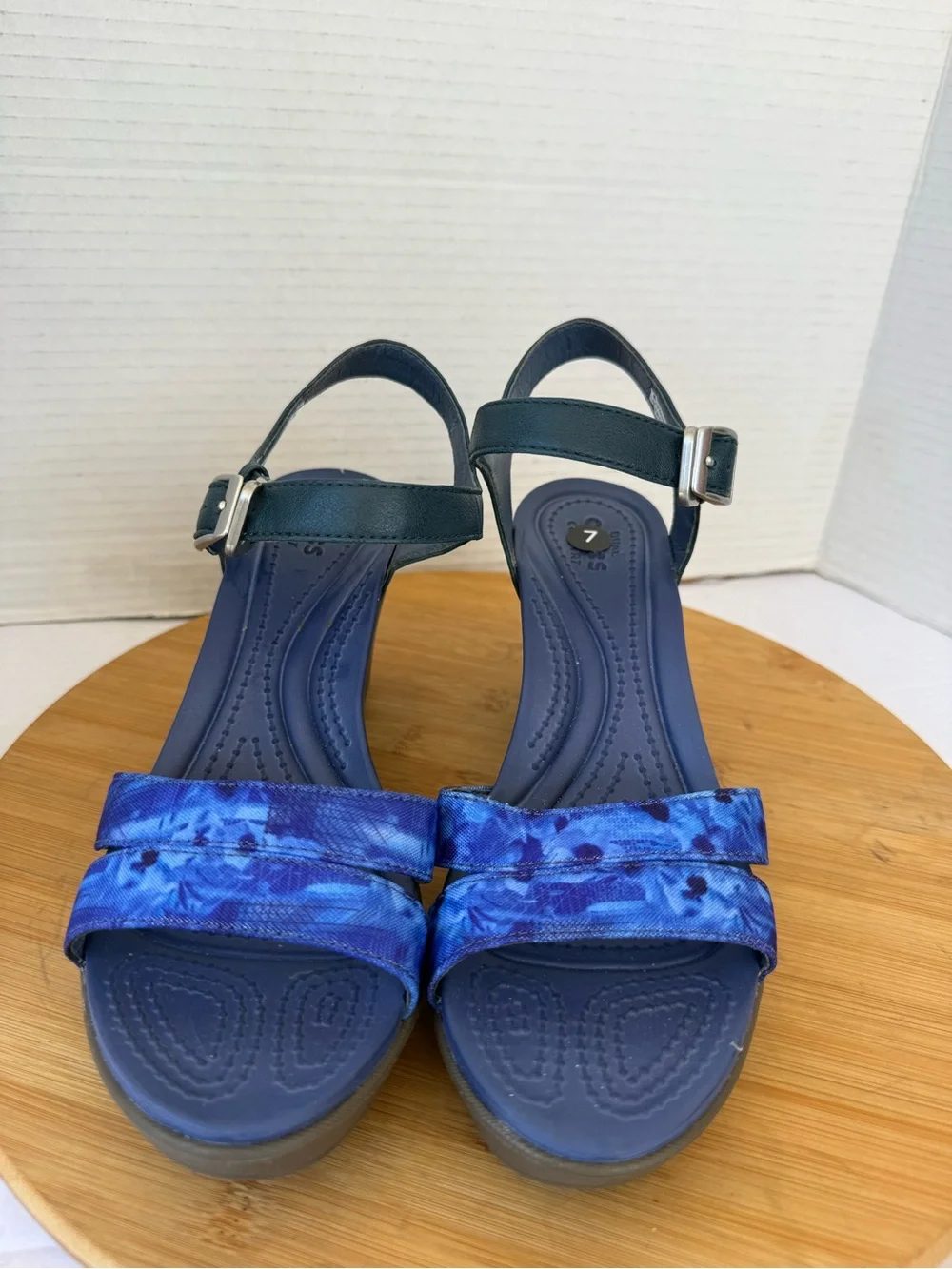 Crocs Women Leigh II Sandal Sz 7 Blue Tie Dye Ankle Strap Wedge Coastal Cushion